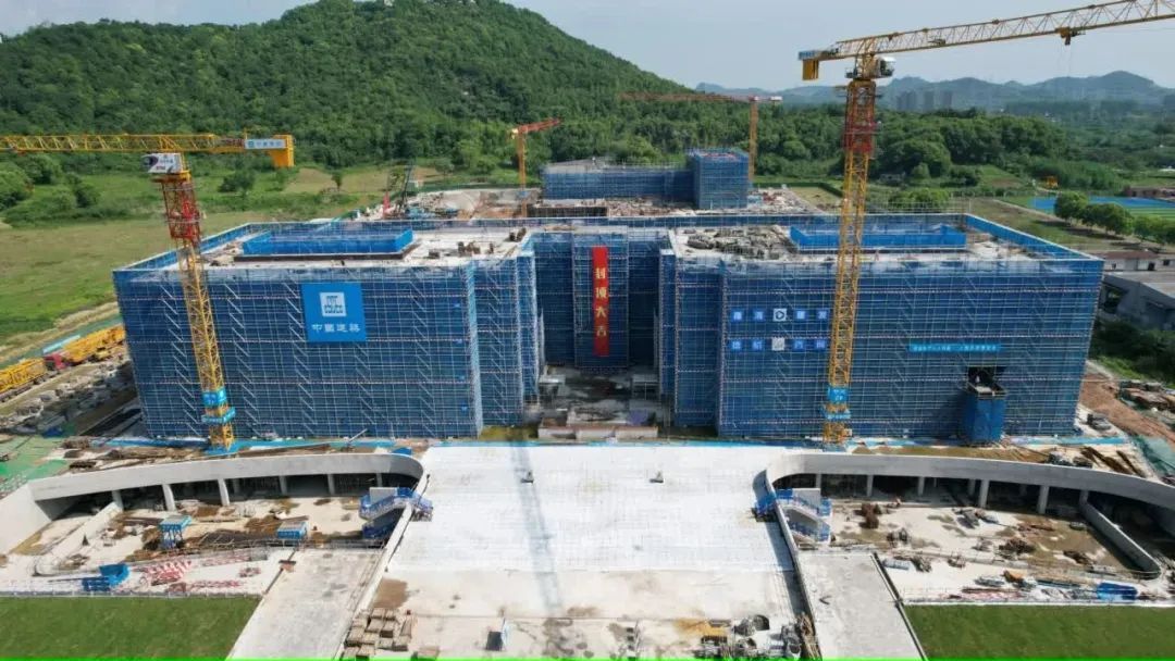 德清县中医院整体迁建项目首栋门诊楼主体顺利封顶
